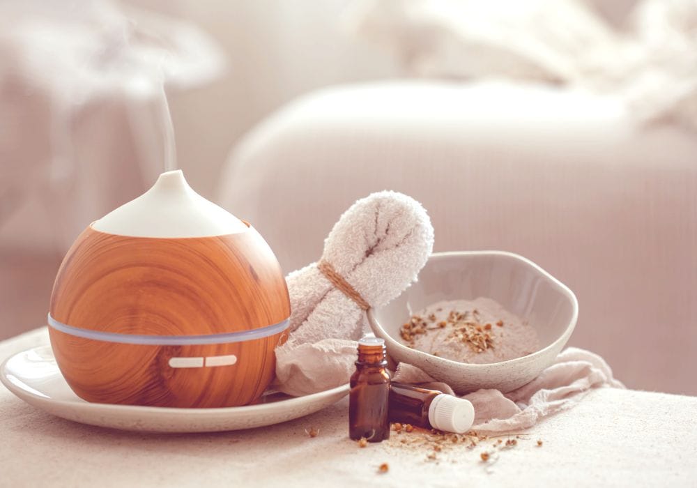 A aromaterapia é feita desde os tempos antigos, quando se queimavam ervas no fogo para liberar fumo com cheiro dos elementos ou se criava vapor através da mistura de água fervente com óleos e ervas, e o vapor libertado. Hoje é sugerido como uma terapia complementar realizada através da queima de velas aromatizadas, difusores que levam água e óleos essenciais.
