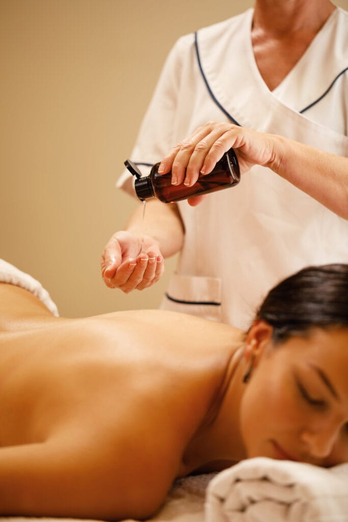 Uma excelente forma de relaxar, tratar das dores corporais e ativar a circulação sanguínea é a massoterapia, onde habitualmente são utilizados óleos essenciais de diferentes princípios ativos para cada tratamento. Os óleos essenciais da Marnys misturados a um óleo base, como por exemplo de amêndoas, poderá proporcionar o tratamento de que necessita. Além de perfumar, eles poderão trabalhar na ativação e relaxamento do seu corpo