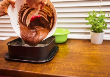 Bolo de Chocolate com Recheio e Cobertura de Chocolate Branco com Iogurte e Morangos